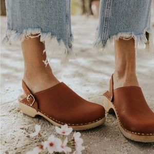 Mia brown leather clogs